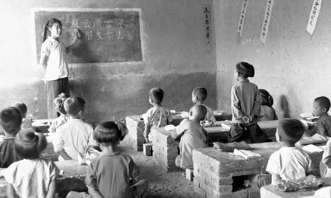 1964年夏，河北省壩縣煎茶鋪公社西煎大隊，一所耕讀小學的學生們在上課。新華社記者梁一丁攝