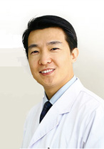 葉子?。罕本┟罓柲垦劭漆t(yī)院院長