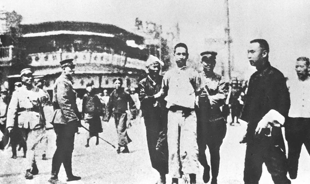 1927年4月12日 “四?一二”反革命政變，國民黨反動派捕殺大批共產(chǎn)黨員和工人、學(xué)生、群眾