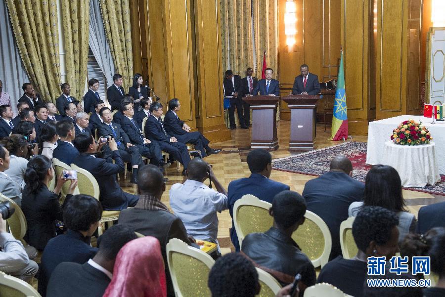 5月4日，國(guó)務(wù)院總理李克強(qiáng)在亞的斯亞貝巴與埃塞俄比亞總理海爾馬里亞姆舉行會(huì)談。這是會(huì)談后，李克強(qiáng)與海爾馬里亞姆共同會(huì)見(jiàn)記者。 新華社記者 王曄 攝