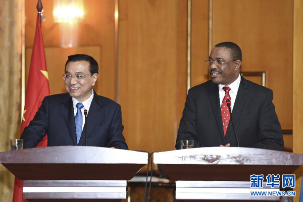 5月4日，國(guó)務(wù)院總理李克強(qiáng)在亞的斯亞貝巴與埃塞俄比亞總理海爾馬里亞姆舉行會(huì)談。這是會(huì)談后，李克強(qiáng)與海爾馬里亞姆共同會(huì)見(jiàn)記者。 新華社記者 李學(xué)仁 攝