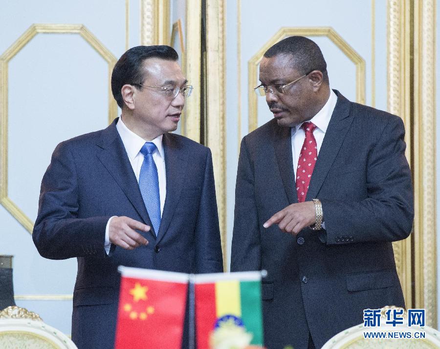 5月4日，中國(guó)國(guó)務(wù)院總理李克強(qiáng)在亞的斯亞貝巴與埃塞俄比亞總理海爾馬里亞姆舉行會(huì)談。這是會(huì)談后，李克強(qiáng)與海爾馬里亞姆共同出席有關(guān)文件簽字儀式。 新華社記者 王曄 攝