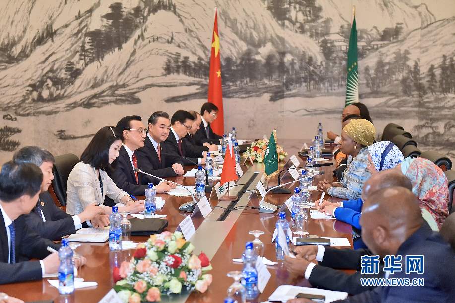 5月5日，中國國務(wù)院總理李克強(qiáng)在亞的斯亞貝巴非洲聯(lián)盟總部會見非盟委員會主席祖馬。 新華社記者李濤攝