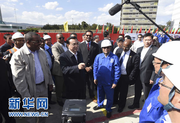 這是李克強與海爾馬里亞姆看望施工人員。新華社記者 李學仁 攝