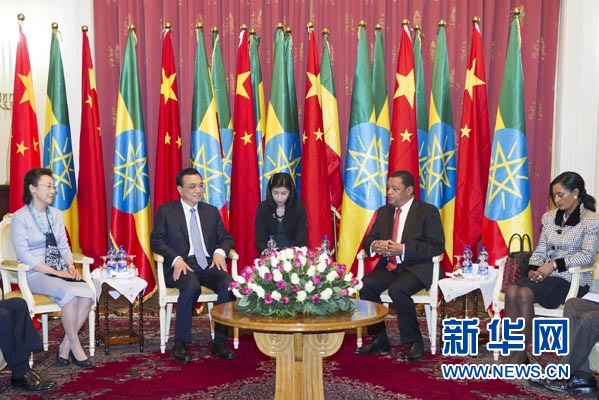 李克強(qiáng)總理夫人程虹、穆拉圖總統(tǒng)夫人梅阿扎參加會(huì)見。新華社記者王曄攝