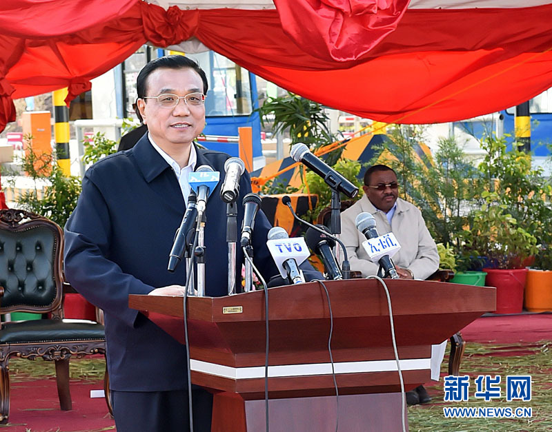 5月5日，國務(wù)院總理李克強(qiáng)與埃塞俄比亞總理海爾馬里亞姆共同出席亞的斯亞貝巴-阿達(dá)瑪高速公路一期竣工揭牌典禮，并為二期工程開工奠基剪彩。這是李克強(qiáng)在典禮上致辭。新華社記者 李濤 攝 