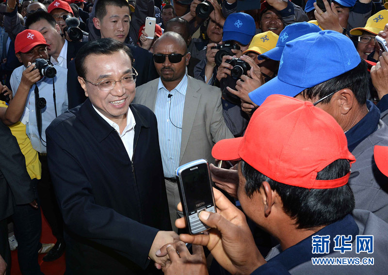 5月5日，中國國務(wù)院總理李克強(qiáng)與埃塞俄比亞總理海爾馬里亞姆共同出席亞的斯亞貝巴-阿達(dá)瑪高速公路一期竣工揭牌典禮，并為二期工程開工奠基剪彩。這是典禮結(jié)束后，李克強(qiáng)同工程施工人員親切交談。新華社記者 李濤 攝 