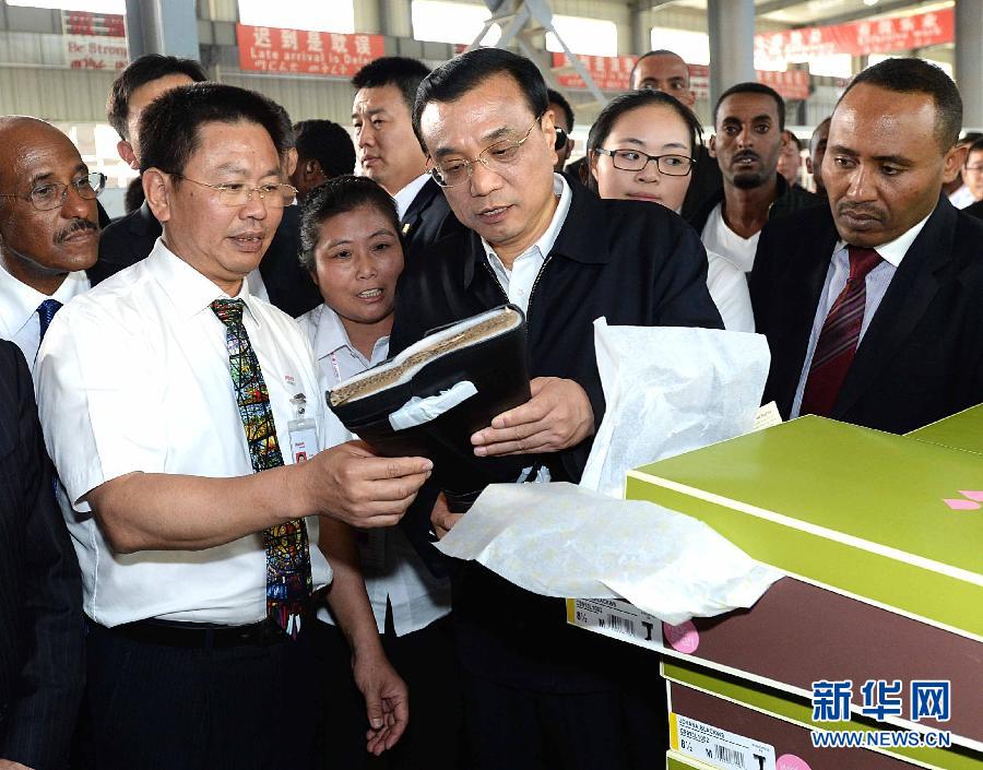 5月5日，中國國務(wù)院總理李克強在埃塞俄比亞總理海爾馬里亞姆陪同下參觀東方工業(yè)園。這是李克強在生產(chǎn)車間聽取負(fù)責(zé)人介紹生產(chǎn)情況。新華社記者 李濤 攝