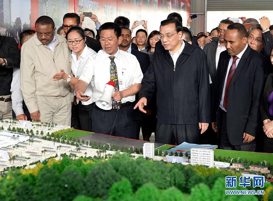  5月5日，中國國務(wù)院總理李克強在埃塞俄比亞總理海爾馬里亞姆陪同下參觀東方工業(yè)園。這是李克強與海爾馬里亞姆（左一）一起觀看工業(yè)園沙盤展示。新華社記者 李濤