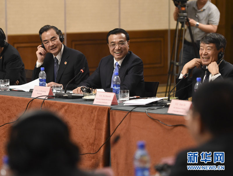  5月6日，國務(wù)院總理李克強(qiáng)在埃塞俄比亞首都亞的斯亞貝巴出席中非經(jīng)貿(mào)人文座談會(huì)。 新華社記者 李學(xué)仁 攝 