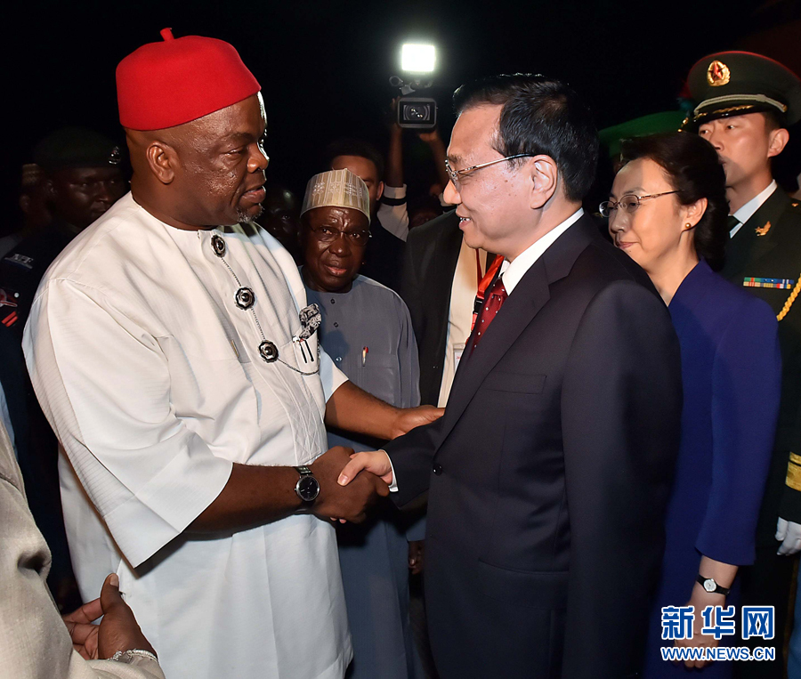     5月6日，應(yīng)尼日利亞總統(tǒng)喬納森邀請(qǐng)，國(guó)務(wù)院總理李克強(qiáng)乘專機(jī)抵達(dá)阿布賈國(guó)際機(jī)場(chǎng)，開(kāi)始對(duì)尼日利亞進(jìn)行正式訪問(wèn)。李克強(qiáng)總理夫人程虹同機(jī)抵達(dá)。新華社記者 李濤 攝 
