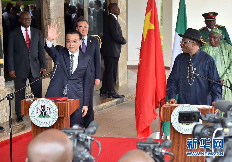 5月7日，中國國務(wù)院總理李克強(qiáng)在阿布賈與尼日利亞總統(tǒng)喬納森會(huì)談后共同會(huì)見記者，并回答記者提問。 新華社記者李濤攝 