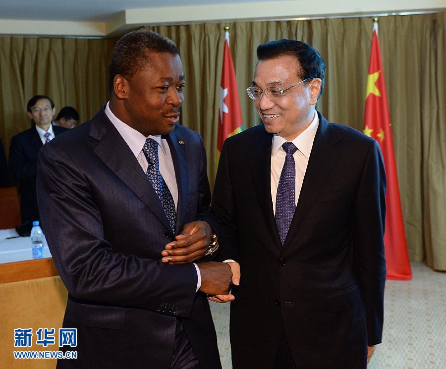 5月7日，正在尼日利亞訪問的中國國務(wù)院總理李克強(qiáng)在阿布賈會見出席第24屆世界經(jīng)濟(jì)論壇非洲峰會全會的多哥總統(tǒng)福雷。 新華社記者 李濤 攝 