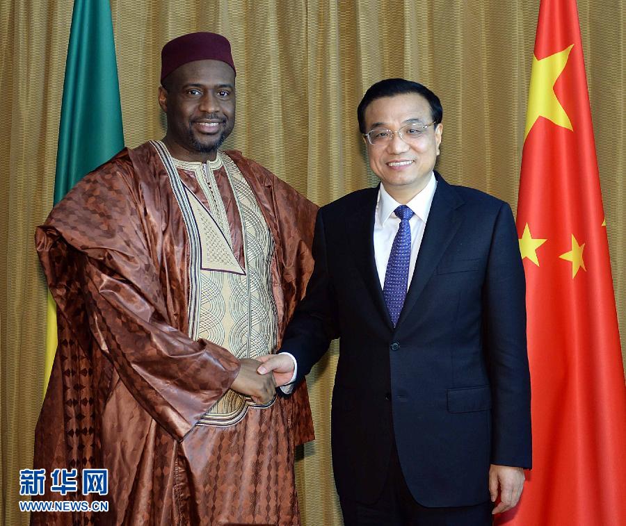 5月7日，正在尼日利亞訪問的國務(wù)院總理李克強(qiáng)在阿布賈會見出席第24屆世界經(jīng)濟(jì)論壇非洲峰會全會的馬里總理馬拉。 新華社記者 李濤 攝 