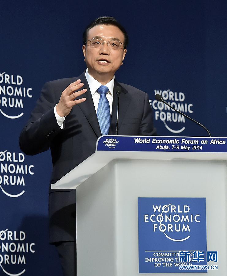 5月8日，國務(wù)院總理李克強(qiáng)在阿布賈出席第24屆世界經(jīng)濟(jì)論壇非洲峰會全會，發(fā)表題為《共同推動非洲發(fā)展邁上新臺階》的特別致辭。 新華社記者李濤 攝 