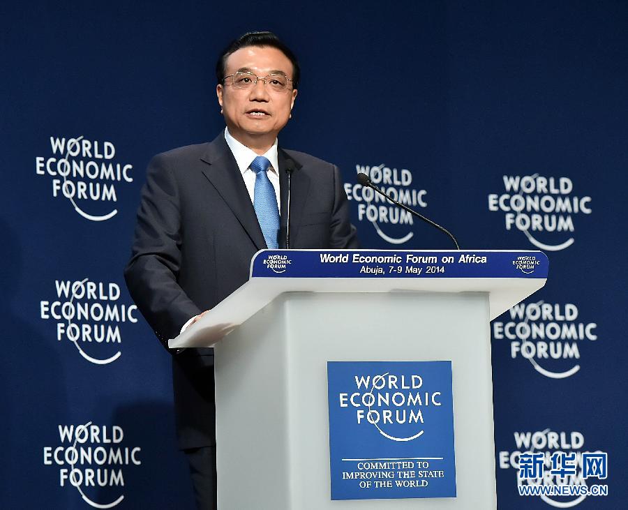 5月8日，中國國務(wù)院總理李克強(qiáng)在阿布賈出席第24屆世界經(jīng)濟(jì)論壇非洲峰會全會，發(fā)表題為《共同推動非洲發(fā)展邁上新臺階》的特別致辭。新華社記者 李濤 攝 