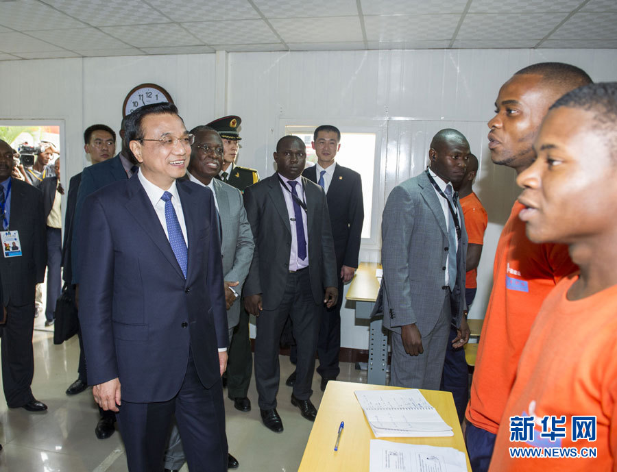 這是李克強在學校教室內同正在上課的學生互動交流。新華社記者王曄攝