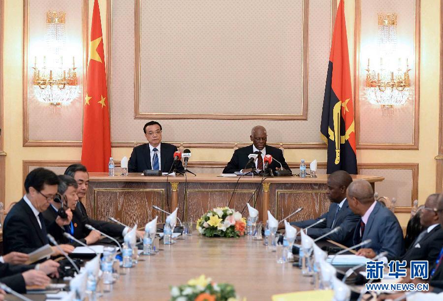 5月9日，中國國務(wù)院總理李克強(qiáng)在安哥拉總統(tǒng)府同安總統(tǒng)多斯桑托斯舉行會(huì)談。 新華社記者李濤攝