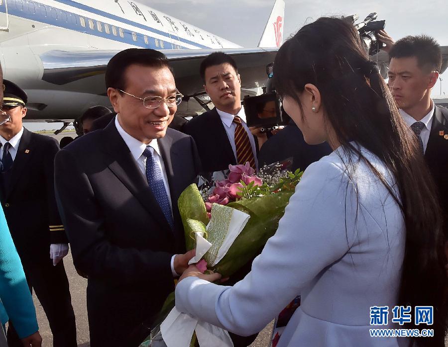 5月8日，應(yīng)安哥拉總統(tǒng)多斯桑托斯邀請(qǐng)，中國(guó)國(guó)務(wù)院總理李克強(qiáng)乘專(zhuān)機(jī)抵達(dá)羅安達(dá)二月四日國(guó)際機(jī)場(chǎng)，開(kāi)始對(duì)安哥拉進(jìn)行正式訪問(wèn)。 新華社記者李濤 攝 