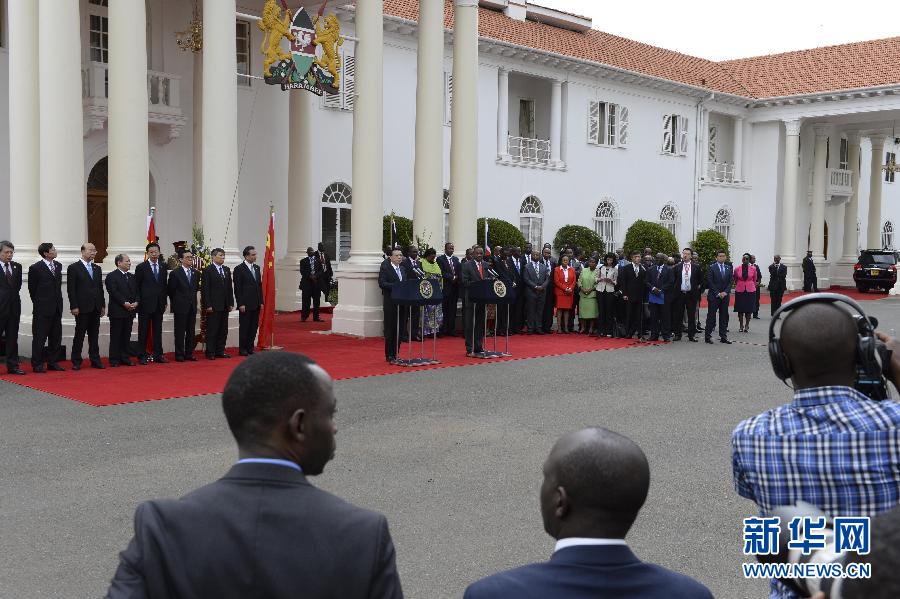  5月10日，中國(guó)國(guó)務(wù)院總理李克強(qiáng)在肯尼亞國(guó)家宮與肯總統(tǒng)肯雅塔舉行會(huì)談后共同會(huì)見(jiàn)記者。 新華社記者 李學(xué)仁 攝 