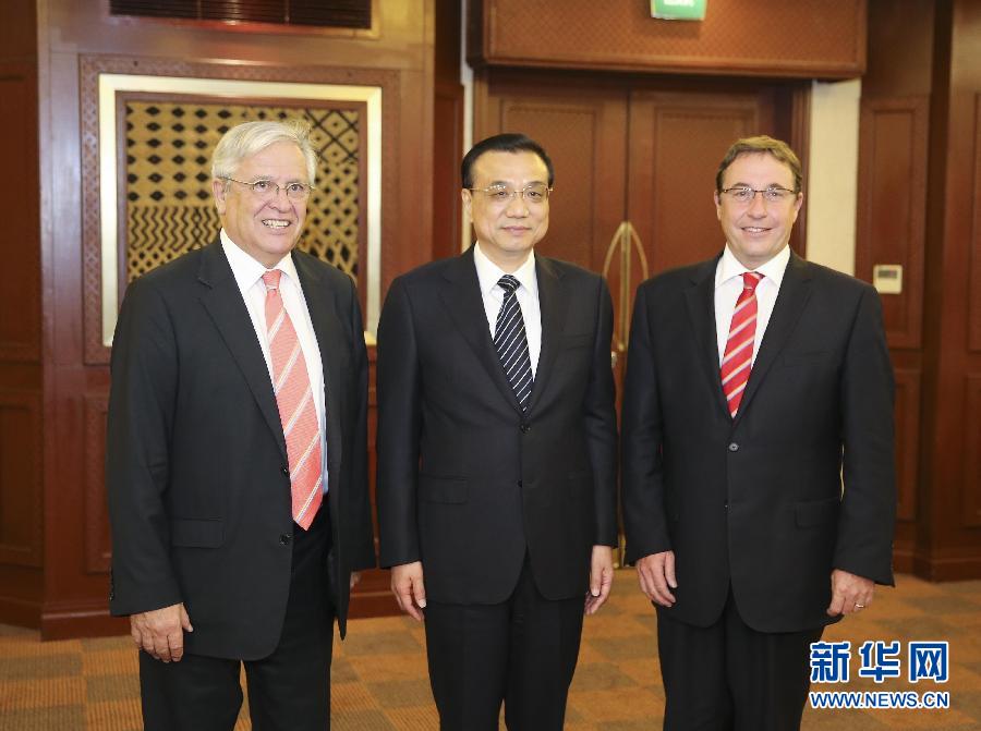 5月10日，國務院總理李克強在內(nèi)羅畢會見聯(lián)合國環(huán)境規(guī)劃署執(zhí)行主任施泰納（右）和聯(lián)合國人居署執(zhí)行主任克洛斯。 新華社記者 丁林 攝 