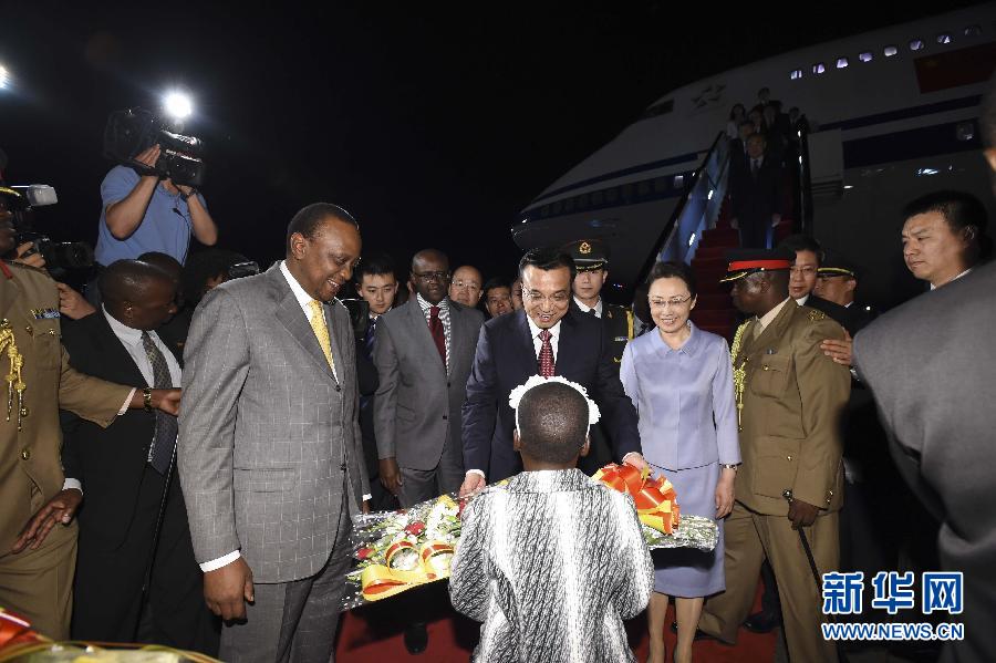 5月9日，應(yīng)肯尼亞總統(tǒng)肯雅塔邀請(qǐng)，中國(guó)國(guó)務(wù)院總理李克強(qiáng)乘專機(jī)抵達(dá)內(nèi)羅畢肯雅塔國(guó)際機(jī)場(chǎng)，開始對(duì)肯尼亞進(jìn)行正式訪問。李克強(qiáng)總理夫人程虹同機(jī)抵達(dá)。肯尼亞總統(tǒng)肯雅塔和副總統(tǒng)魯托率肯政府高級(jí)官員到機(jī)場(chǎng)迎接。這是肯尼亞兒童向李克強(qiáng)夫婦獻(xiàn)上鮮花。新華社記者李學(xué)仁攝 