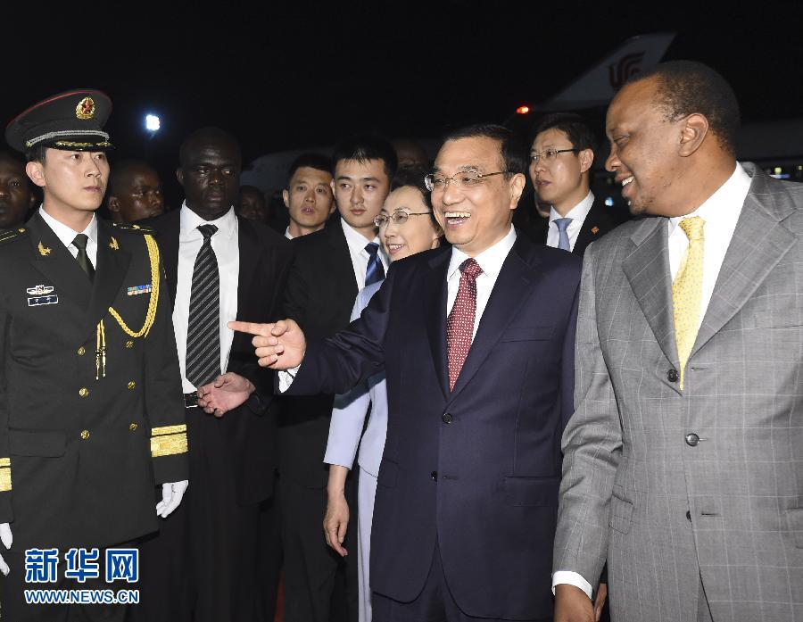 5月9日，應(yīng)肯尼亞總統(tǒng)肯雅塔邀請(qǐng)，中國(guó)國(guó)務(wù)院總理李克強(qiáng)乘專機(jī)抵達(dá)內(nèi)羅畢肯雅塔國(guó)際機(jī)場(chǎng)，開始對(duì)肯尼亞進(jìn)行正式訪問。李克強(qiáng)總理夫人程虹同機(jī)抵達(dá)?？夏醽喛偨y(tǒng)肯雅塔和副總統(tǒng)魯托率肯政府高級(jí)官員到機(jī)場(chǎng)迎接。新華社記者 李學(xué)仁 攝 