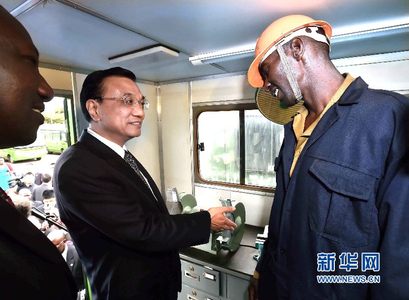 5月11日，國務(wù)院總理李克強(qiáng)參觀肯尼亞國家青年服務(wù)隊(duì)。這是李克強(qiáng)與服務(wù)隊(duì)隊(duì)員親切交談。 新華社記者 李濤 攝