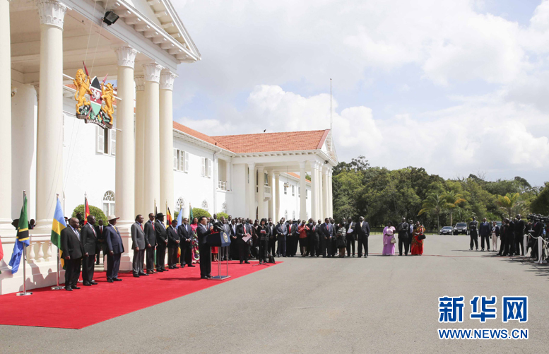 5月11日，中國國務(wù)院總理李克強在內(nèi)羅畢國家宮與肯尼亞總統(tǒng)肯雅塔共同會見記者，介紹中非合作建設(shè)肯尼亞蒙巴薩－內(nèi)羅畢鐵路情況。烏干達總統(tǒng)穆塞韋尼、盧旺達總統(tǒng)卡加梅、南蘇丹總統(tǒng)基爾等東非地區(qū)國家領(lǐng)導人參加。新華社記者丁林攝