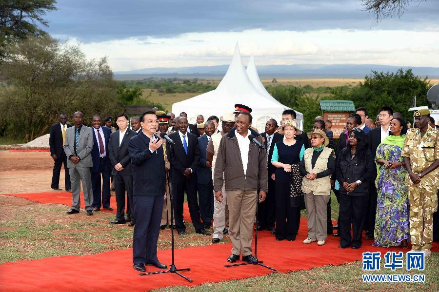 5月10日，國務(wù)院總理李克強與肯尼亞總統(tǒng)肯雅塔共同參觀肯尼亞內(nèi)羅畢國家公園焚燒象牙紀(jì)念地，并對中外記者發(fā)表講話。肯尼亞副總統(tǒng)魯托陪同參觀。新華社記者 李濤 攝 