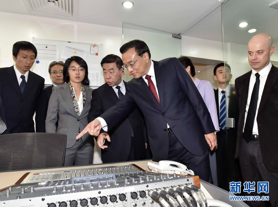 5月11日，中國國務(wù)院總理李克強(qiáng)在肯尼亞首都內(nèi)羅畢看望并慰問中央電視臺非洲分臺員工。 新華社記者 李濤 攝 