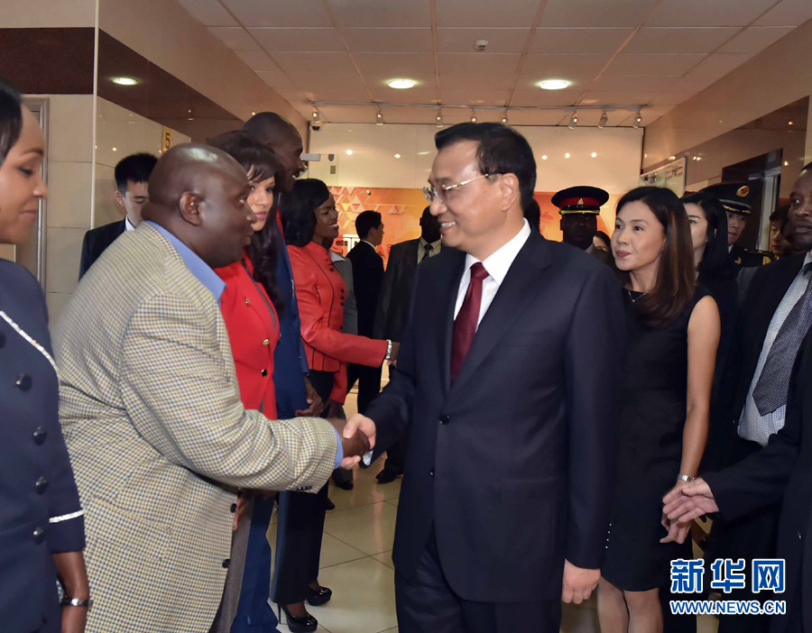 5月11日，中國國務(wù)院總理李克強(qiáng)在肯尼亞首都內(nèi)羅畢看望并慰問中央電視臺非洲分臺員工。 新華社記者 李濤 攝 