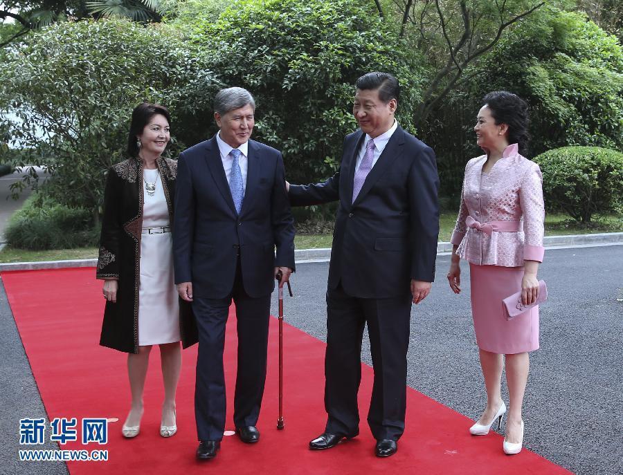 會(huì)談前，習(xí)近平在上海西郊會(huì)議中心廣場為阿坦巴耶夫舉行歡迎儀式。新華社記者 蘭紅光 攝 