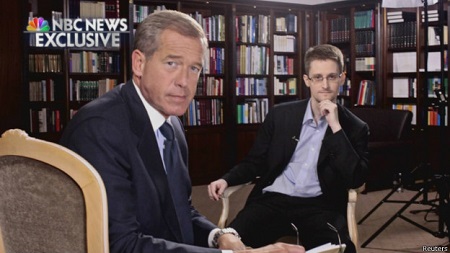 斯諾登稱，他曾作為美國中情局和國安局便衣特工在海外工作。