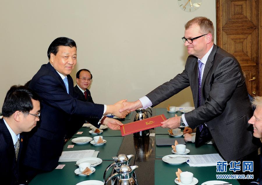 6月12日，中共中央政治局常委、中央書記處書記劉云山在赫爾辛基會(huì)見芬蘭中間黨主席西皮萊。 新華社記者饒愛民攝