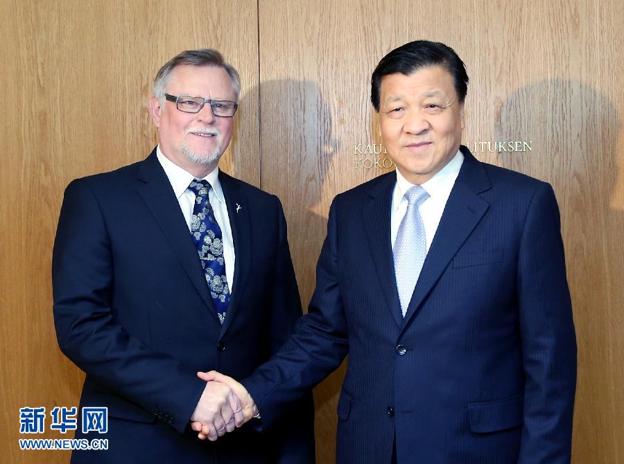 6月14日，中共中央政治局常委、中央書記處書記劉云山在芬蘭羅瓦涅米會(huì)見羅瓦涅米市長(zhǎng)羅特沃寧。 新華社記者姚大偉攝