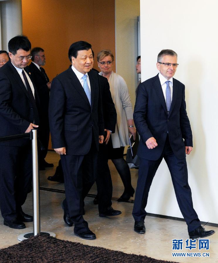 6月13日，中共中央政治局常委、中央書記處書記劉云山在赫爾辛基與赫爾辛基市長(zhǎng)帕尤寧共同出席中芬有關(guān)文化藝術(shù)合作及交流活動(dòng)的諒解備忘錄簽字儀式。新華社記者饒愛民攝