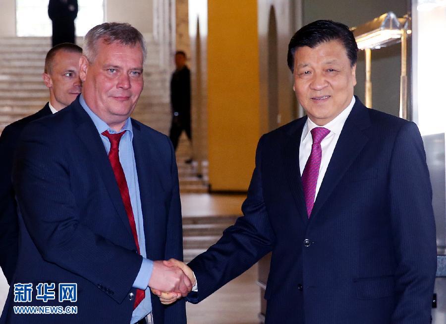 6月13日，中共中央政治局常委、中央書(shū)記處書(shū)記劉云山在赫爾辛基會(huì)見(jiàn)芬蘭社民黨主席、財(cái)政部長(zhǎng)林內(nèi)。 新華社記者姚大偉攝