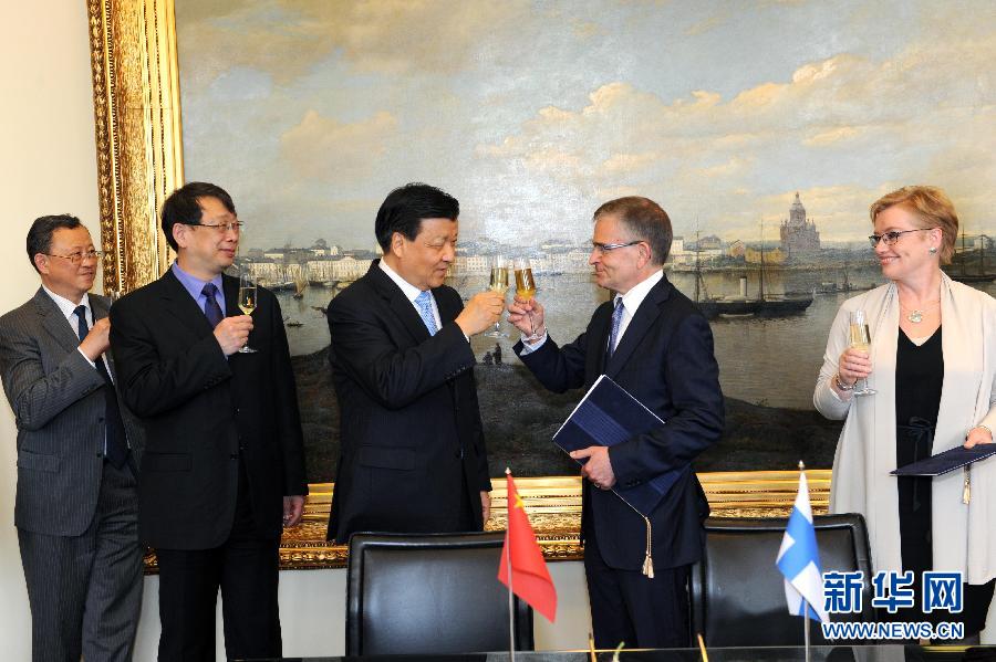 6月13日，中共中央政治局常委、中央書(shū)記處書(shū)記劉云山在赫爾辛基與赫爾辛基市長(zhǎng)帕尤寧共同出席中芬有關(guān)文化藝術(shù)合作及交流活動(dòng)的諒解備忘錄簽字儀式。新華社記者饒愛(ài)民攝 
