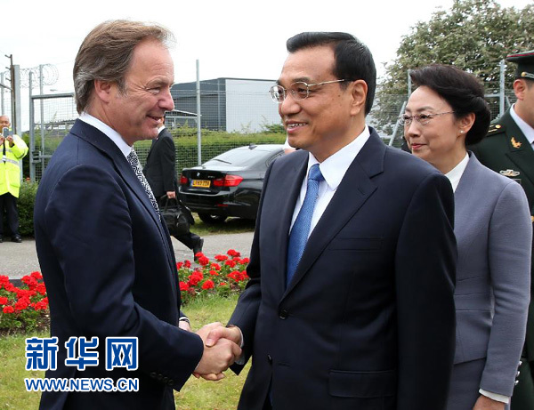 6月16日，應(yīng)英國首相卡梅倫邀請，國務(wù)院總理李克強(qiáng)乘專機(jī)抵達(dá)倫敦希思羅機(jī)場，開始對英國進(jìn)行正式訪問。李克強(qiáng)總理夫人程虹同機(jī)抵達(dá)。這是英國政府高級官員到機(jī)場迎接李克強(qiáng)總理和夫人。新華社記者 龐興雷 攝