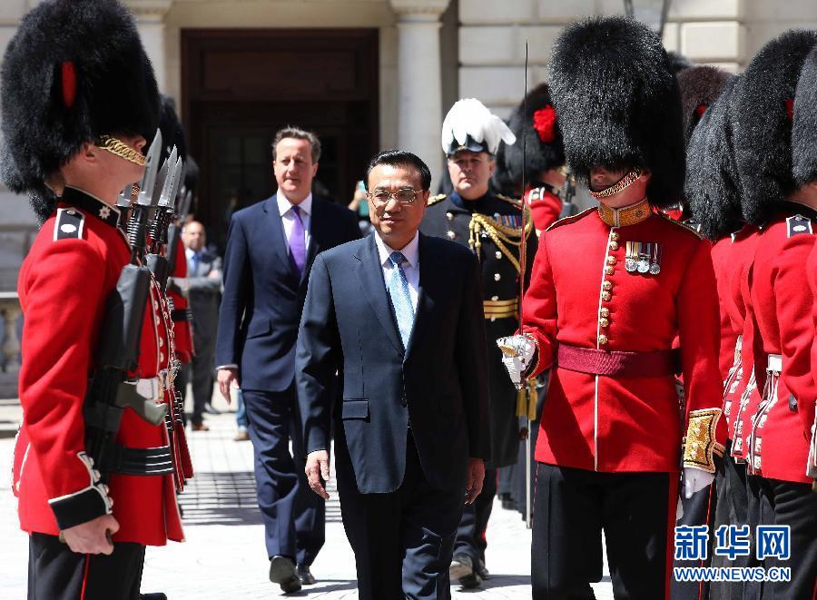 6月17日，中國國務(wù)院總理李克強在倫敦唐寧街10號首相府同英國首相卡梅倫舉行中英總理年度會晤。這是會晤前，卡梅倫為李克強舉行隆重的歡迎儀式。新華社記者 龐興雷 攝  