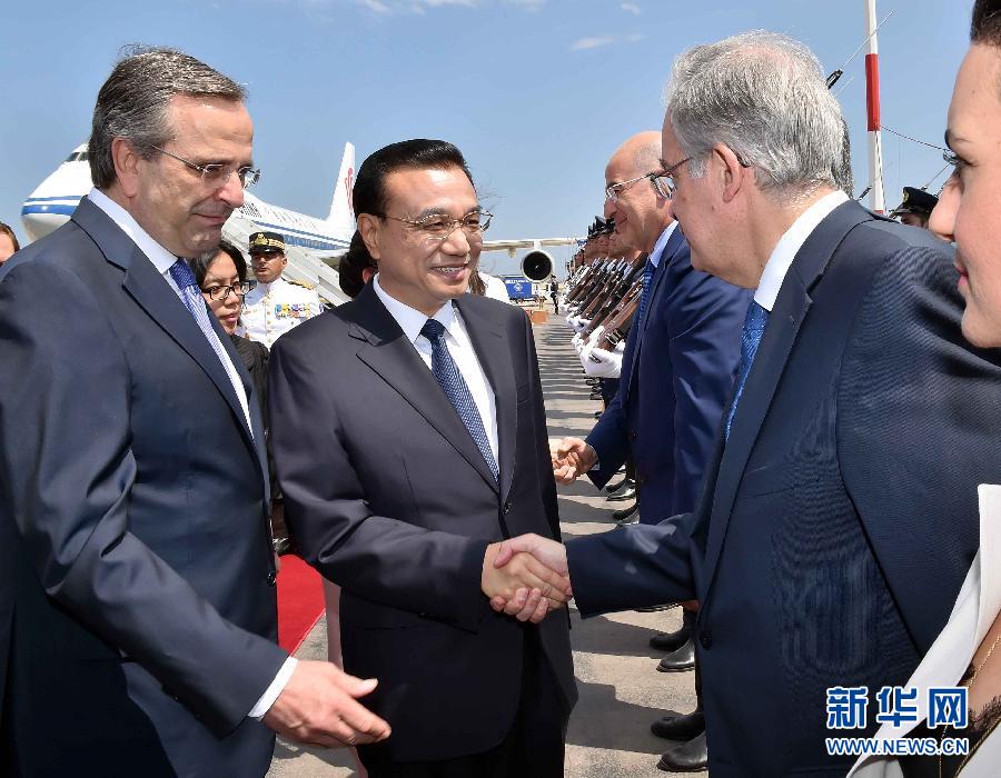 6月19日，國(guó)務(wù)院總理李克強(qiáng)乘專機(jī)抵達(dá)雅典國(guó)際機(jī)場(chǎng)，開(kāi)始對(duì)希臘進(jìn)行正式訪問(wèn)。希臘總理薩馬拉斯在機(jī)場(chǎng)為李克強(qiáng)舉行隆重的歡迎儀式。新華社記者 李濤 攝