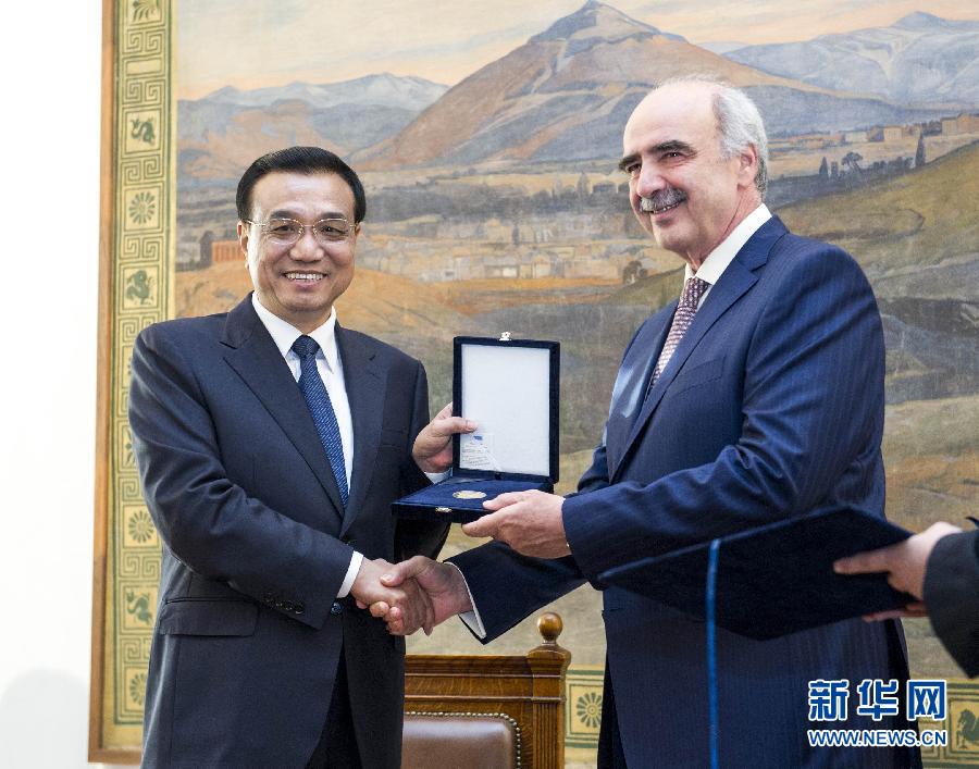 6月19日，國務(wù)院總理李克強在希臘議會大廈會見希臘議長米馬拉基斯。這是會見前，米馬拉基斯代表希臘議會向李克強授予議會金質(zhì)勛章。新華社記者 王曄 攝