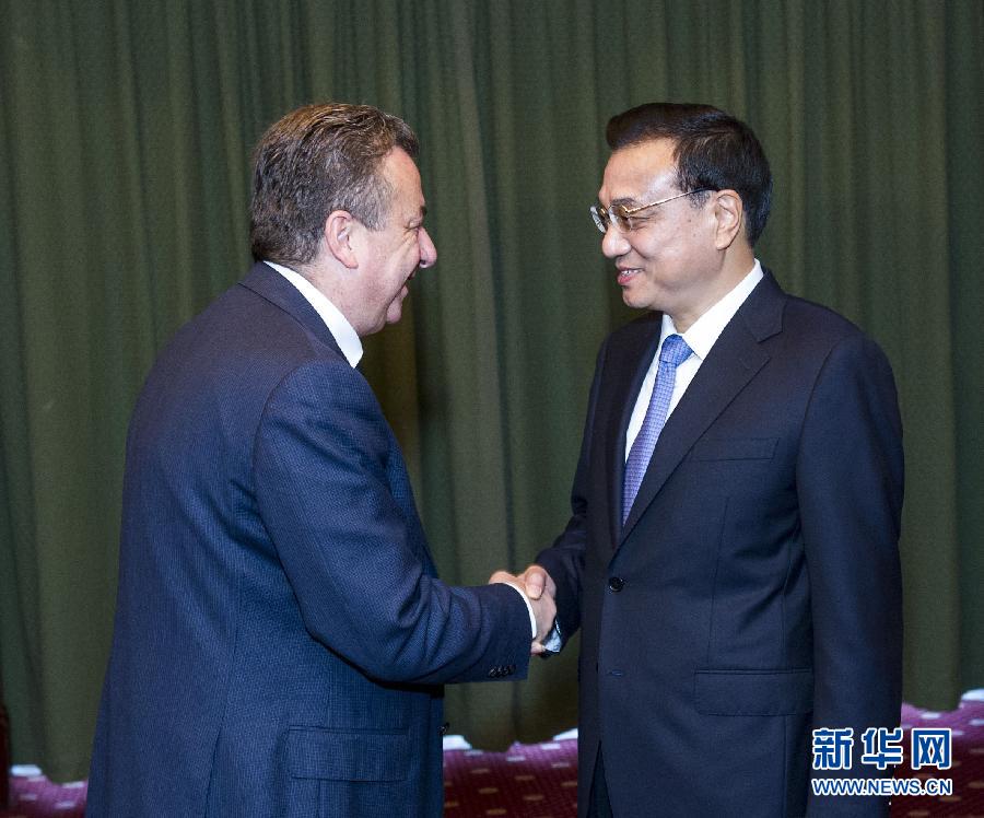 6月21日，國(guó)務(wù)院總理李克強(qiáng)在希臘克里特省首府伊拉克利翁會(huì)見(jiàn)省長(zhǎng)阿爾納烏塔基斯。 新華社記者 王曄 攝 