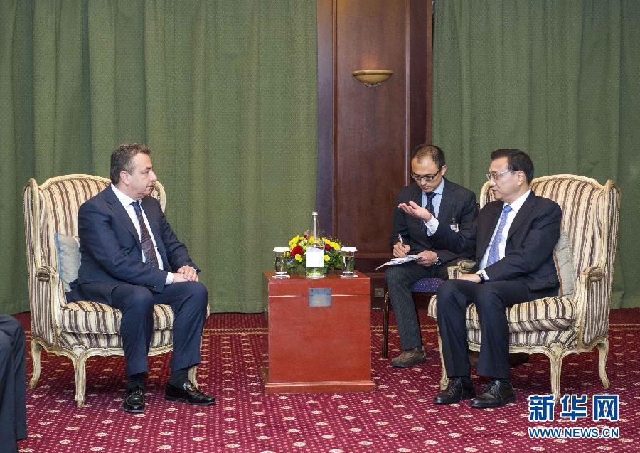 6月21日，國(guó)務(wù)院總理李克強(qiáng)在希臘克里特省首府伊拉克利翁會(huì)見(jiàn)省長(zhǎng)阿爾納烏塔基斯。 新華社記者 王曄 攝