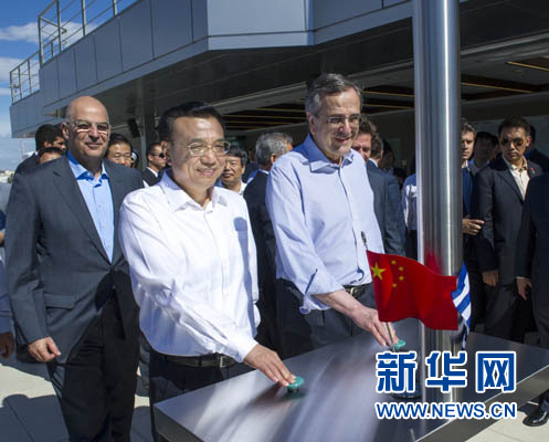 這是李克強(qiáng)與薩馬拉斯共同發(fā)出指令，一列滿載中國(guó)貨物的列車緩緩駛出比雷埃夫斯港，開往中東歐目的地。新華社記者 王曄 攝