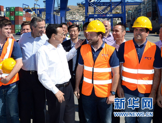 6月20日，國(guó)務(wù)院總理李克強(qiáng)與希臘總理薩馬拉斯共同考察中國(guó)遠(yuǎn)洋運(yùn)輸集團(tuán)比雷埃夫斯集裝箱碼頭。這是李克強(qiáng)和薩馬拉斯來(lái)到3號(hào)碼頭，同碼頭工人親切交流。新華社記者 李濤 攝