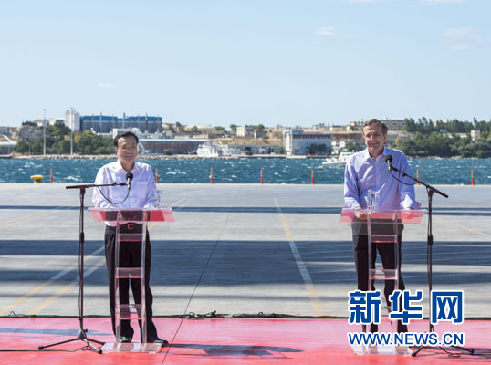 這是李克強(qiáng)和薩馬拉斯在3號(hào)碼頭發(fā)表講話。新華社記者 王曄 攝