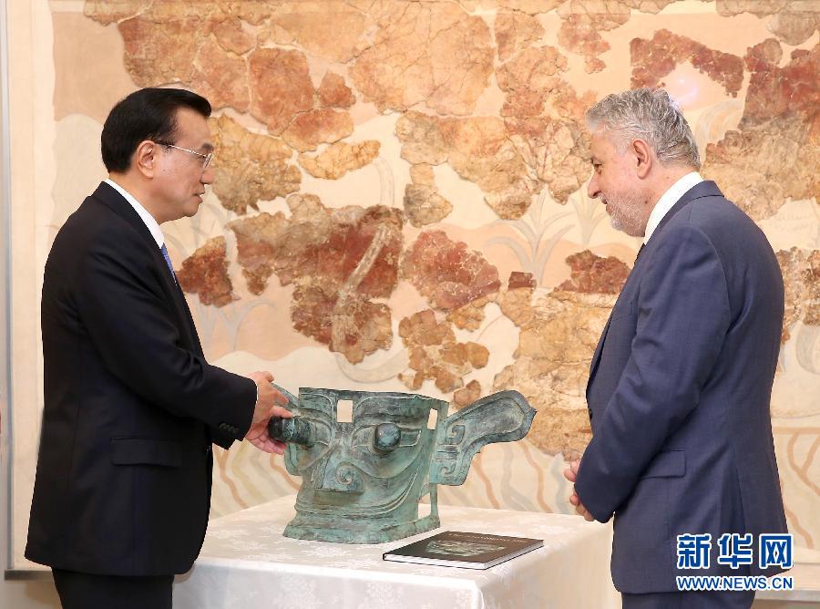 6月21日，國務(wù)院總理李克強(qiáng)與希臘總理薩馬拉斯共同出席希臘伊拉克利翁博物館新館開館儀式并發(fā)表講話。這是李克強(qiáng)向伊拉克利翁博物館贈(zèng)送三星堆出土文物復(fù)制品。新華社記者 龐興雷 攝 