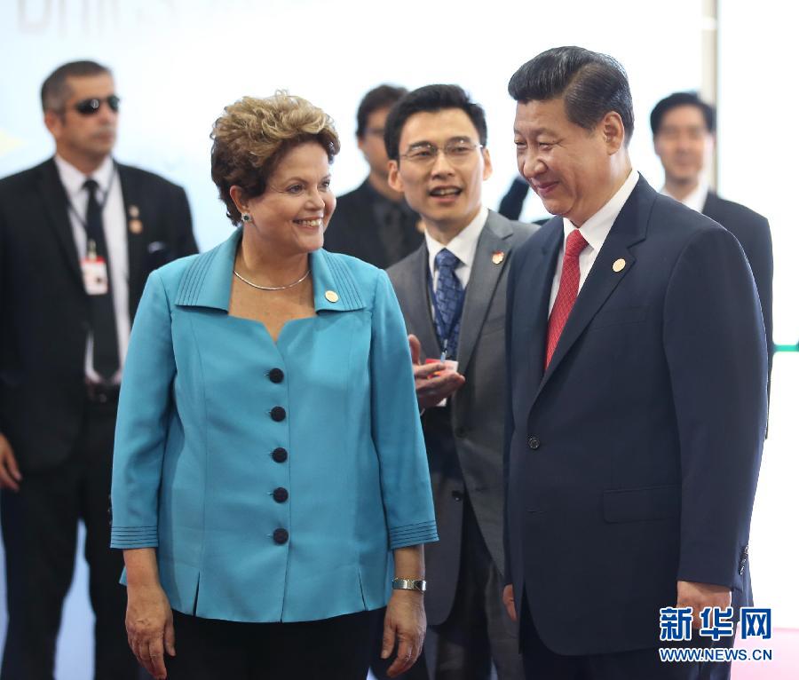 7月15日，國(guó)家主席習(xí)近平在巴西福塔萊薩出席金磚國(guó)家領(lǐng)導(dǎo)人第六次會(huì)晤。這是巴西總統(tǒng)羅塞夫迎接習(xí)近平主席。 新華社記者 蘭紅光 攝 